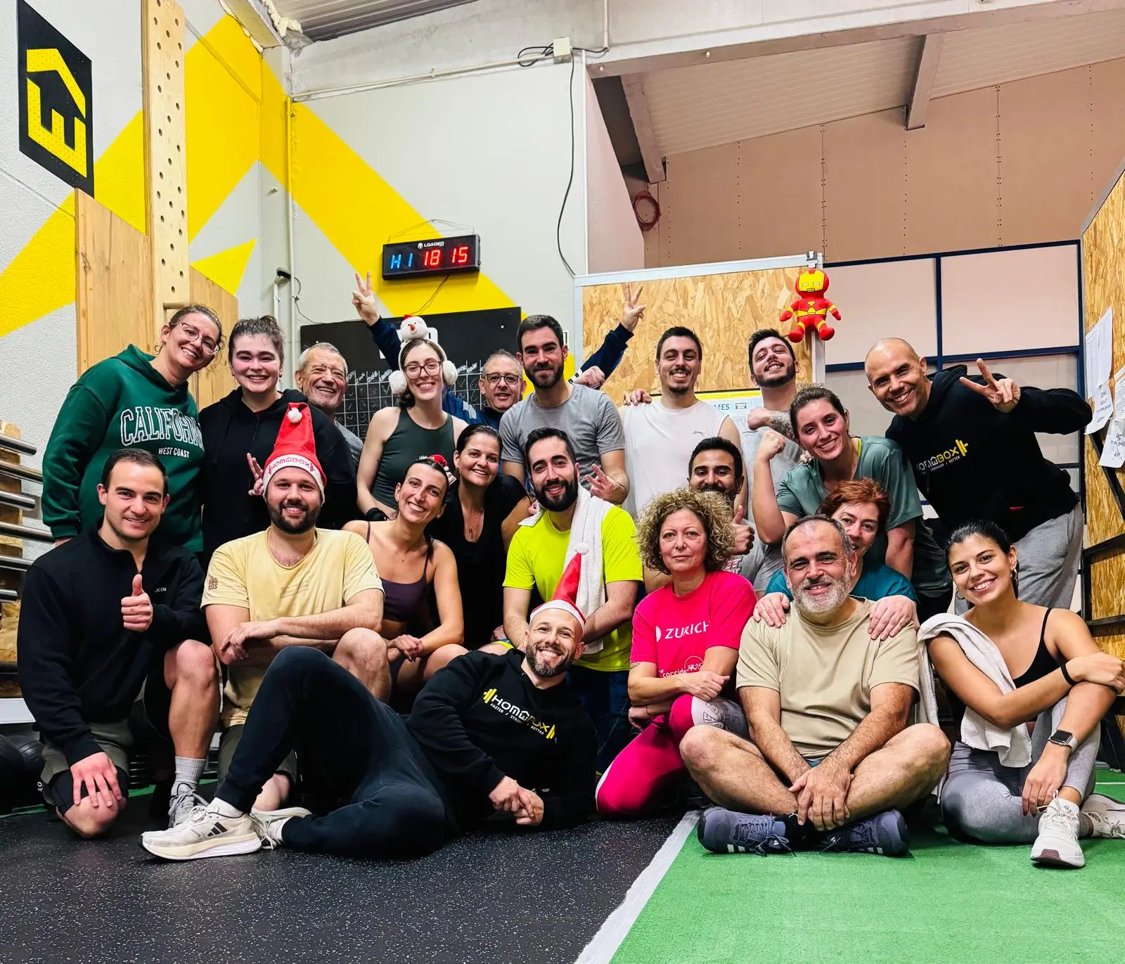 A comunidade HomeBox reunida no estúdio no fim de um treino