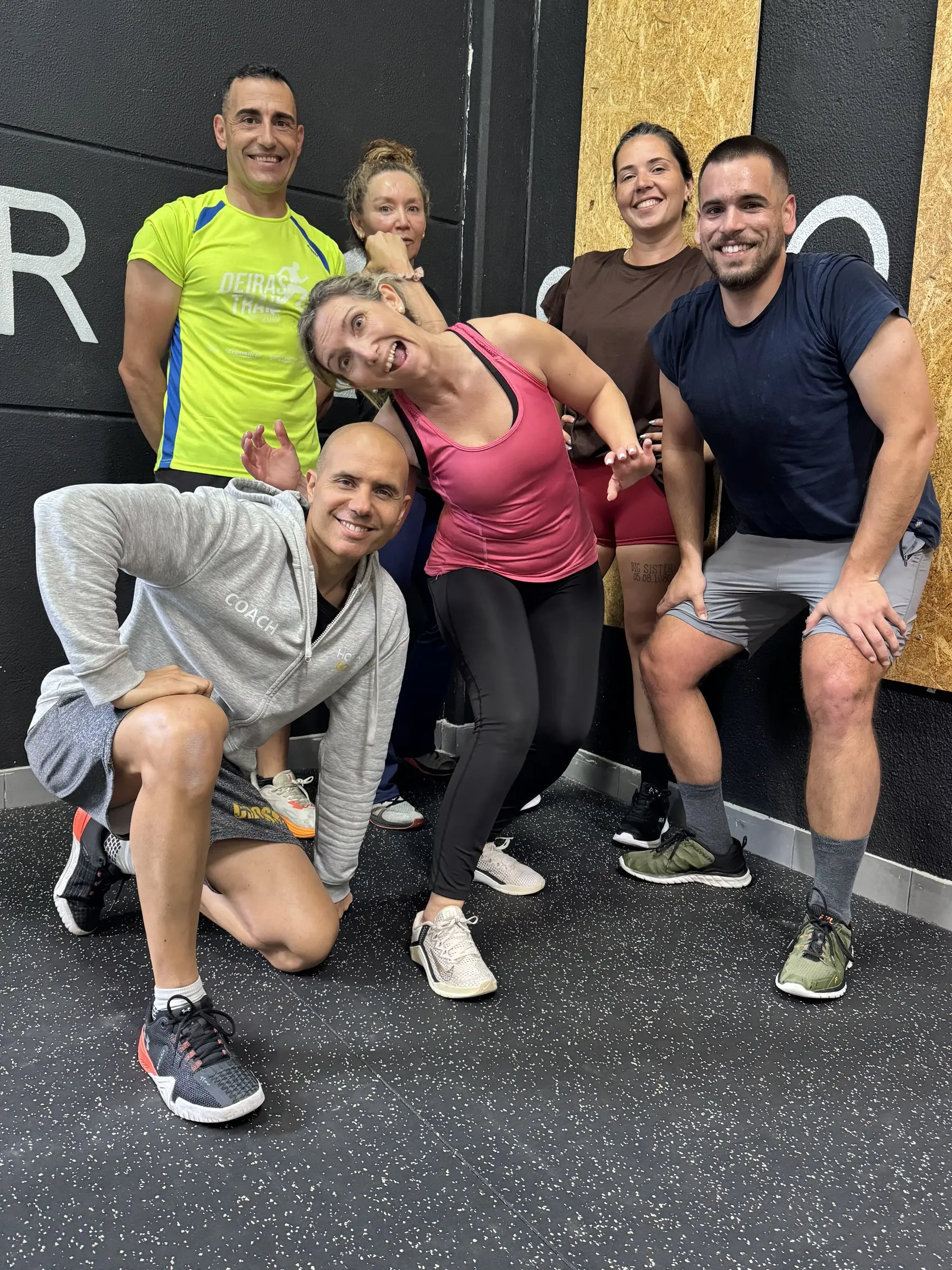 Seis atletas e o coach a posar depois de uma aula